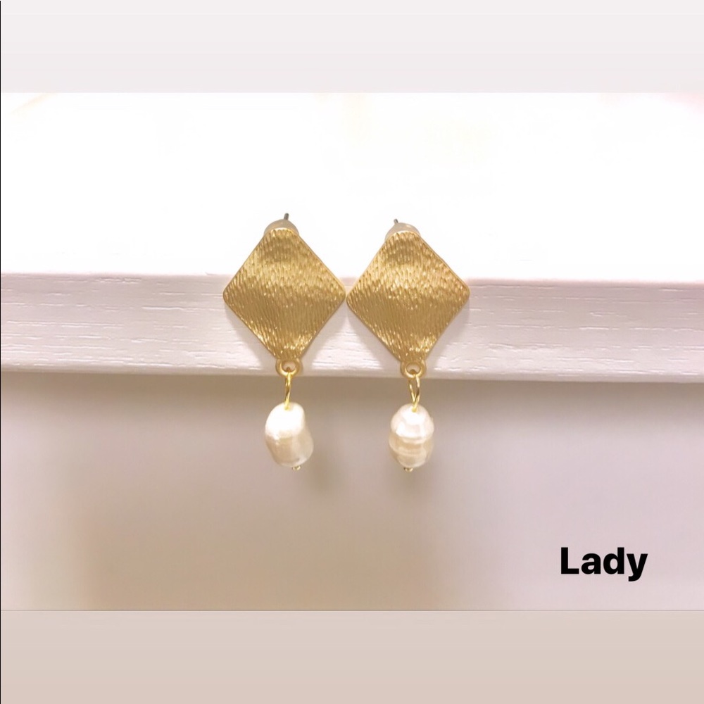 🆕 Freshwater Baroque Pearl drop earring
